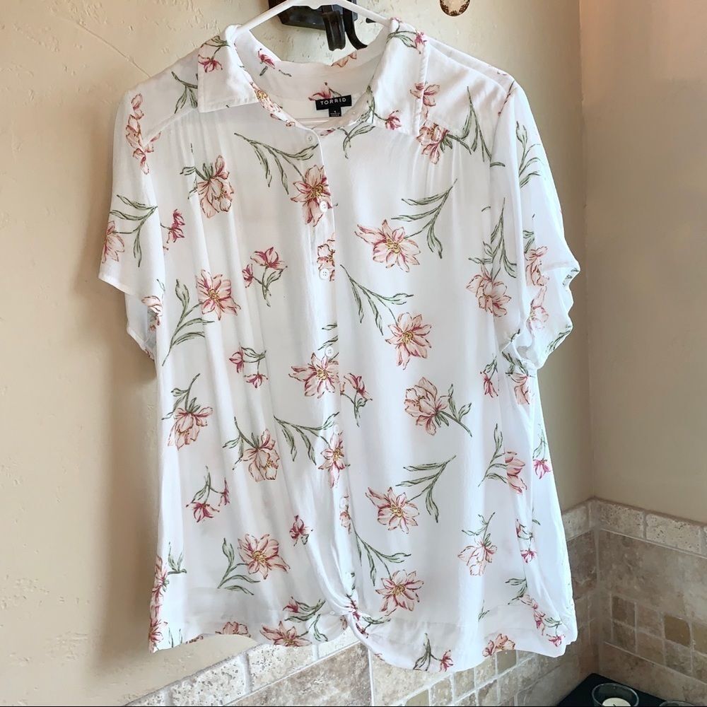 Torrid Ivory Floral Crepe Knot Button Down Top 1X - Picture 2 of 3